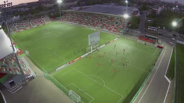 Equipas jogam futebol em campo — Vídeo de Stock