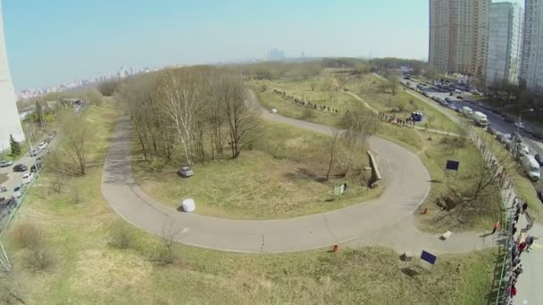 Straßenverkehr in der Nähe der Rennstrecke — Stockvideo