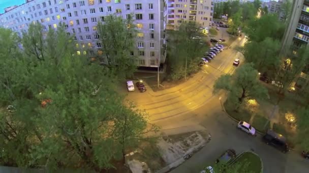 Trolley en auto's rijden door street — Stockvideo