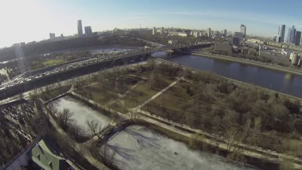 Paysage urbain avec trafic sur quai 