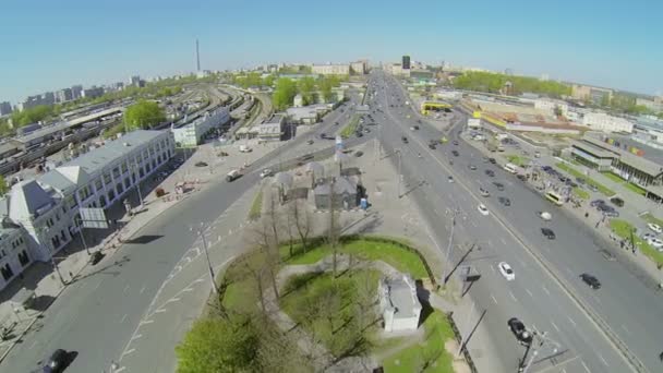 Stadstrafik på dagen — Stockvideo