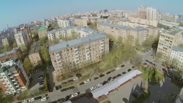 Trafic urbain près de la cathédrale catholique — Video