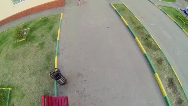 Niña pasa en patines — Vídeos de Stock