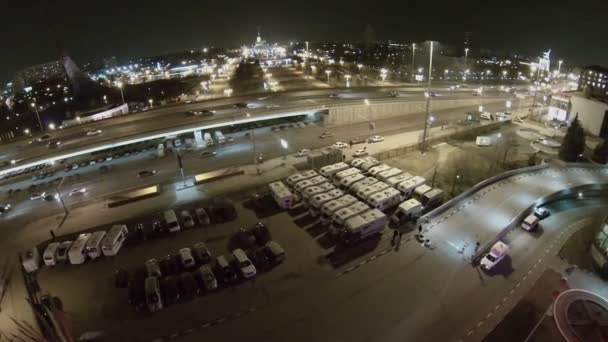 Straat verkeer in de buurt van parking — Stockvideo