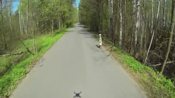 Jongen op fiets en meisje op rollen — Stockvideo