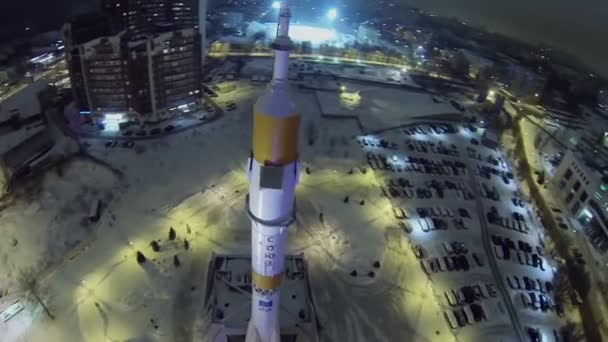 Monument de fusée Soyouz en ville — Video