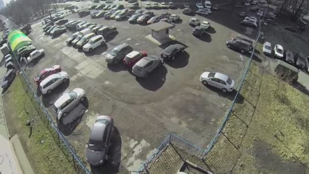 Trafic routier près du parking — Video