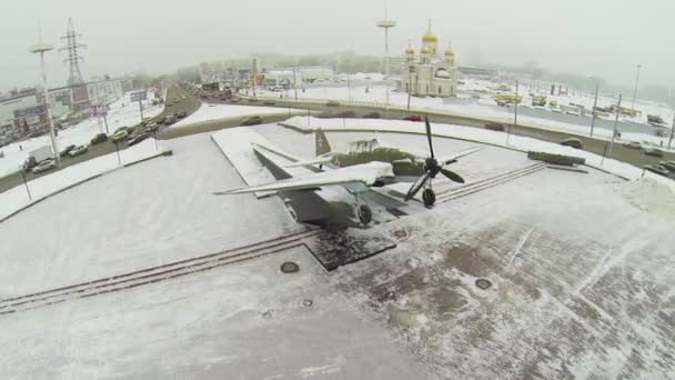 Атакующий самолет Ил-2 на пьедестале — стоковое видео
