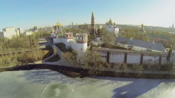 Новодевичий монастырь с церковью — стоковое видео