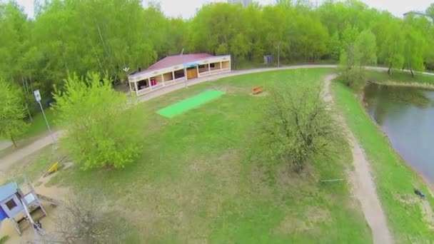 Café y parque infantil en la orilla — Vídeo de stock