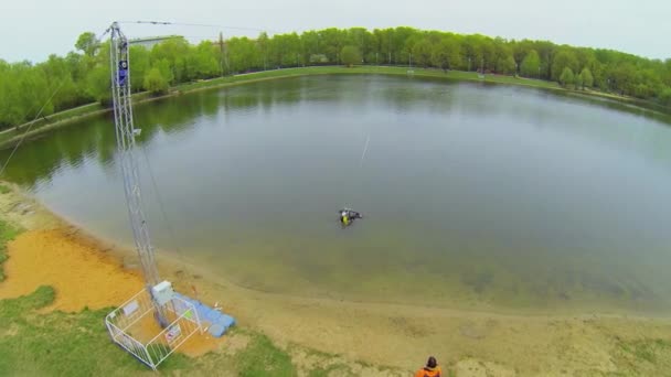 Surfeur commence tour par la surface de l'étang — Video