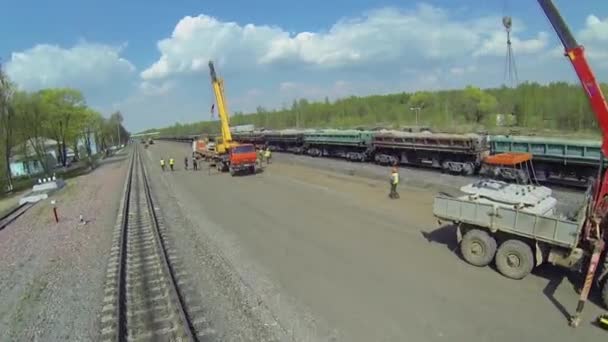 Вантажні автомобілі та крани на створення сайту — стокове відео