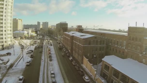 Şehir trafiği yakınındaki konut evleri — Stok video
