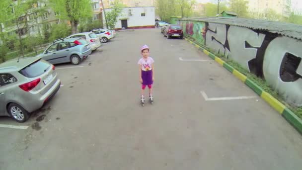 Little girl rides on rollerblades — Stock Video