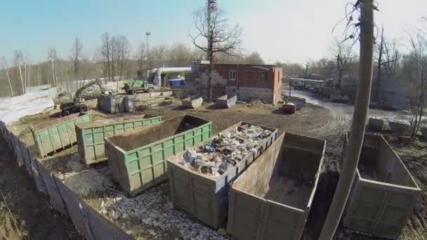 La excavadora trabaja en la planta de basura — Vídeos de Stock