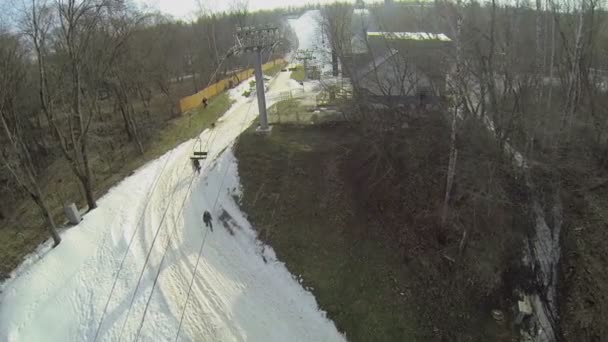 Mensen lopen door snowbound helling — Stockvideo