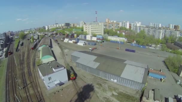 Opslag met containers in de buurt van railway — Stockvideo