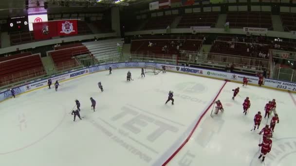 Los equipos se calientan en hielo — Vídeo de stock