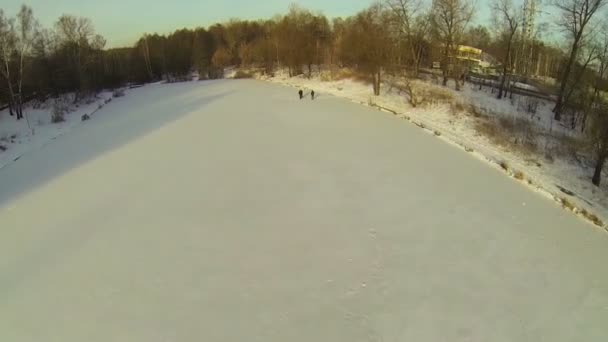 Groupe de pêcheurs forent des trous dans la glace — Video