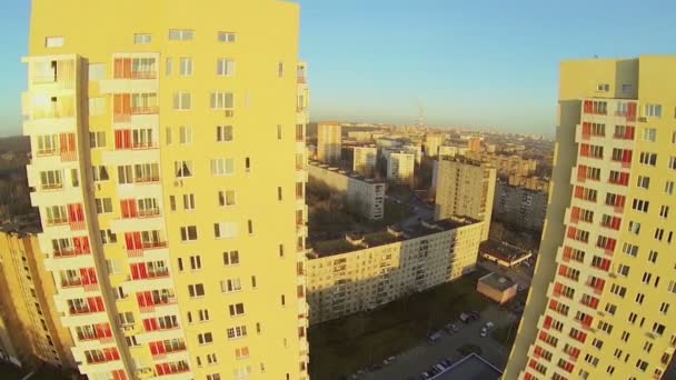 Міський пейзаж з житловими будинками — стокове відео