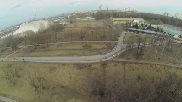 Les gens marchent par le chemin dans le parc — Video