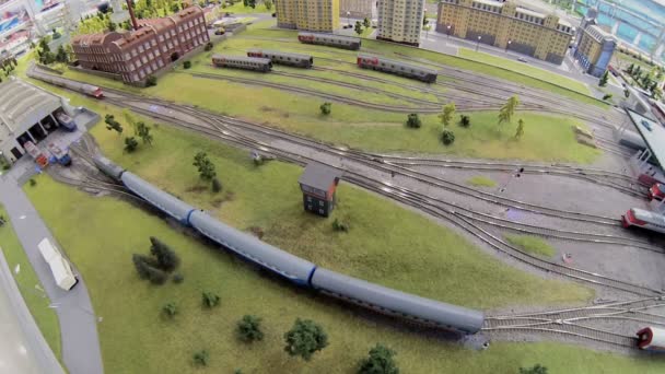 Nedskalad modell av järnvägsstation — Stockvideo