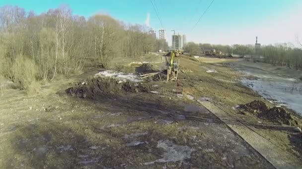 挖掘机提升木材 — 图库视频影像