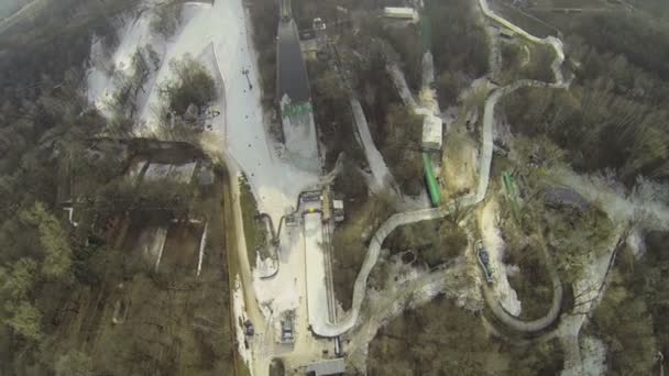 雪に覆われた斜面のロープウェイ — ストック動画