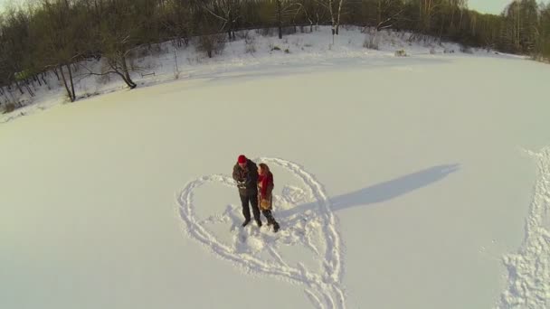 Пара стоит внутри сердца — стоковое видео