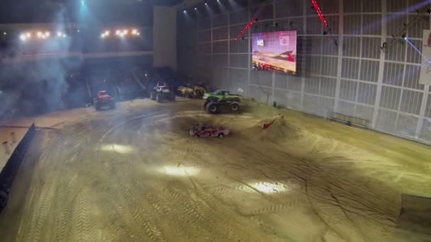 Großes Auto dreht auf Sand — Stockvideo