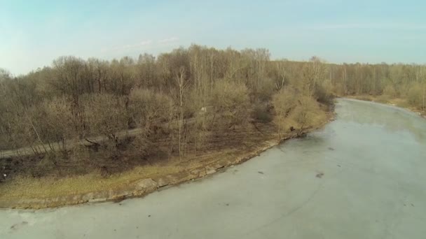 Cesta na pobřeží ledového rybníka — Stock video