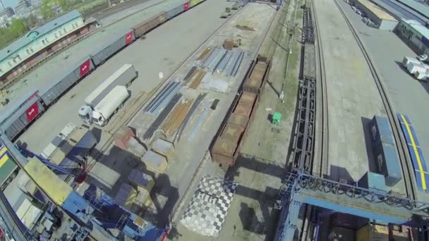 Nákladní a nákladních automobilů na nádraží — Stock video