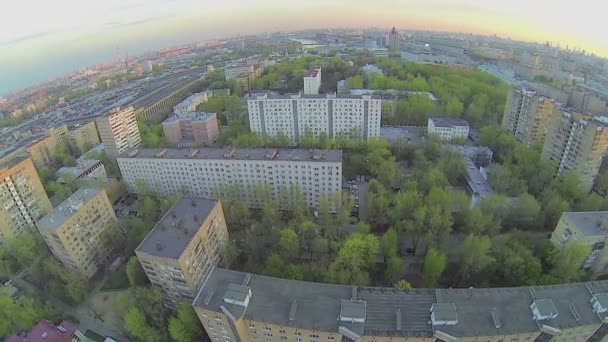 Stadsbild med bostadshus — Stockvideo