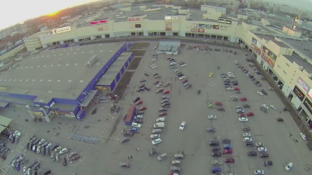 Napędu samochodów przez parking — Wideo stockowe