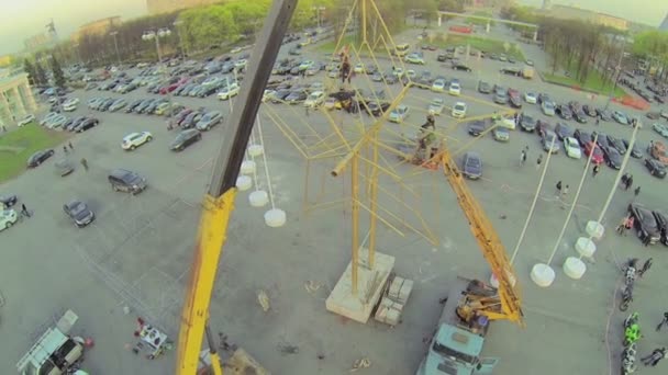 Guindaste para construir monumento estrela — Vídeo de Stock