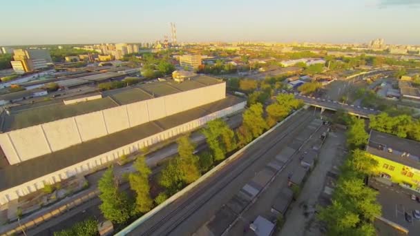 Paesaggio urbano con traffico sul ponte — Video Stock