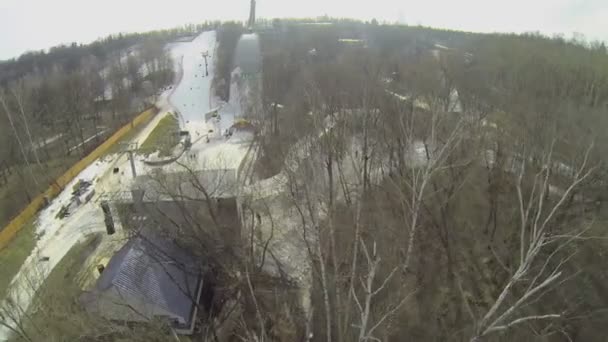 Pendiente cubierta de nieve — Vídeo de stock