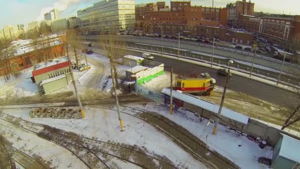 Verkehr am Kai nahe Straßenbahndepot — Stockvideo