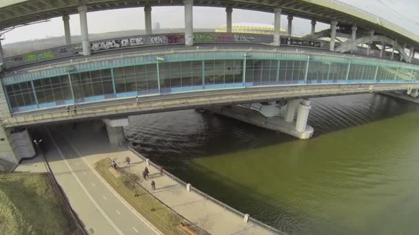 Muelle de río cerca de metro novia — Vídeo de stock