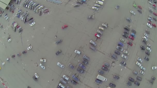 Muchos coches de pie en el aparcamiento — Vídeos de Stock