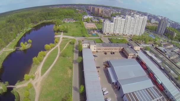 Paysage urbain avec parc et étang 