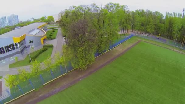 Rugby fält i stadsparken — Stockvideo