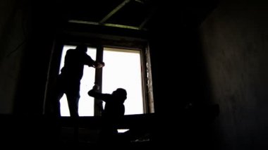 işçiler eski cam sökülmesi