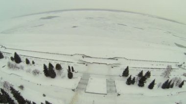 Grubunu donmuş nehir kıyısında