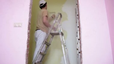 İki işçi dekoratif sıva yapmak