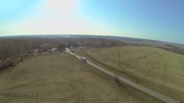 Araba sürmek çocuklar kamp kapısına