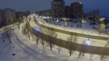 Tramvay Caddesi tarafından kış geceleri sürmek.