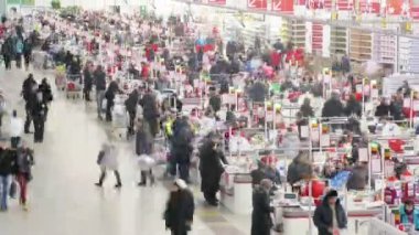 Müşteriler Auchan içinde kasada ürünleri satın.