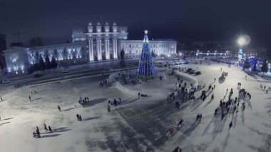 Kuibyshev Meydanı'ndaki insanlar yürüyüş