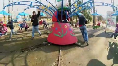 Babalar atlıkarınca döndürmek